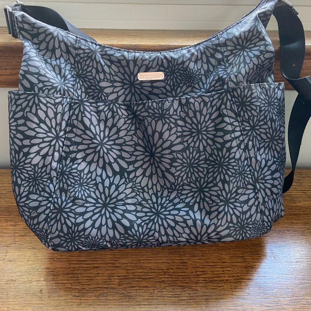 Baggallini Black and Gray Crossbody Bag with Modern Design